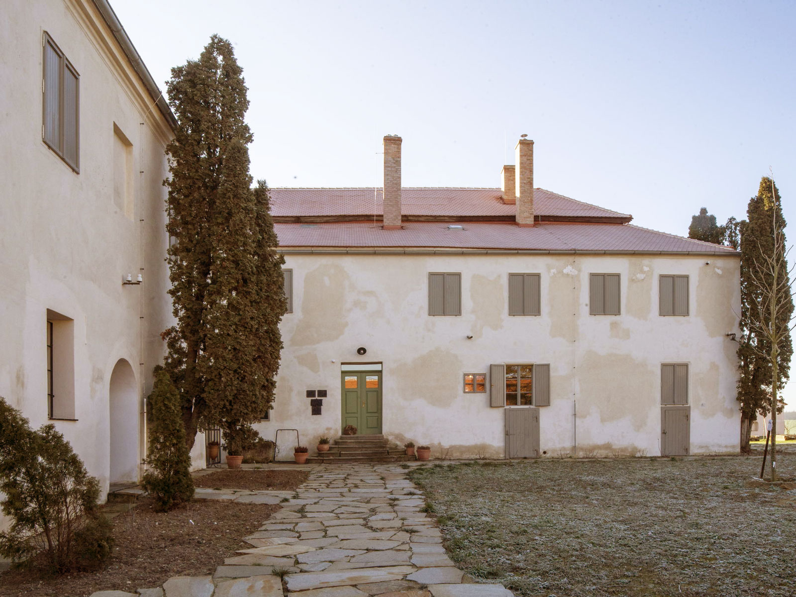 Manually added from URL: https://www.stodola-suska.cz/wp-content/uploads/2020/07/kk_exterier_02_web.jpg