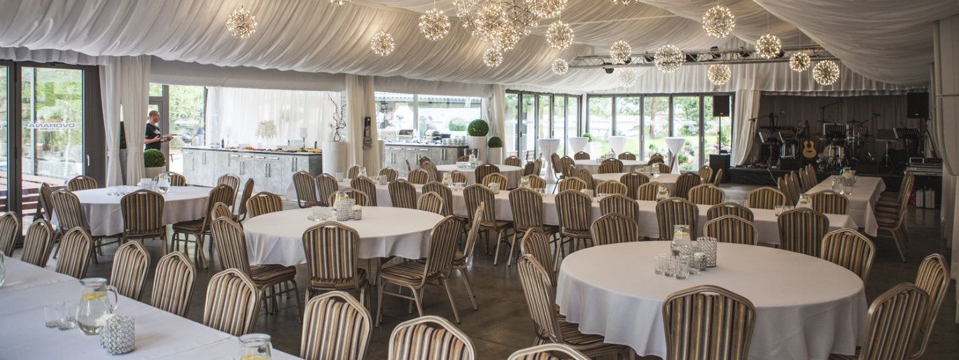 Manually added from URL: https://hoteldvorana.cz/sites/default/files/styles/slider_hlavni_obrazek_1370_514/public/obrazky/jezirko-dvorana-5_0.jpg?itok=oAeF4n0u