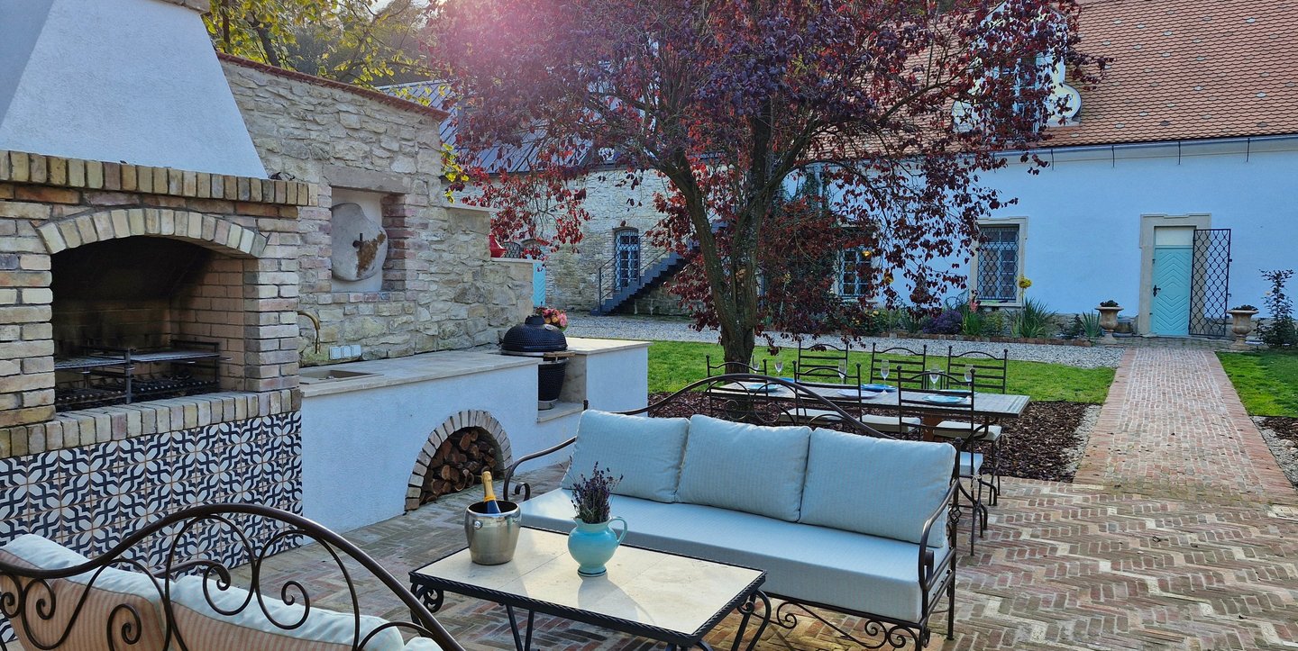 Manually added from URL: https://assets.zyrosite.com/cdn-cgi/image/format=auto,w=1440,h=723,fit=crop/Yg2WZj62zpt9q1w6/view-of-house-from-spanish-sq-dOqygN0J2wtjr8EG.jpg