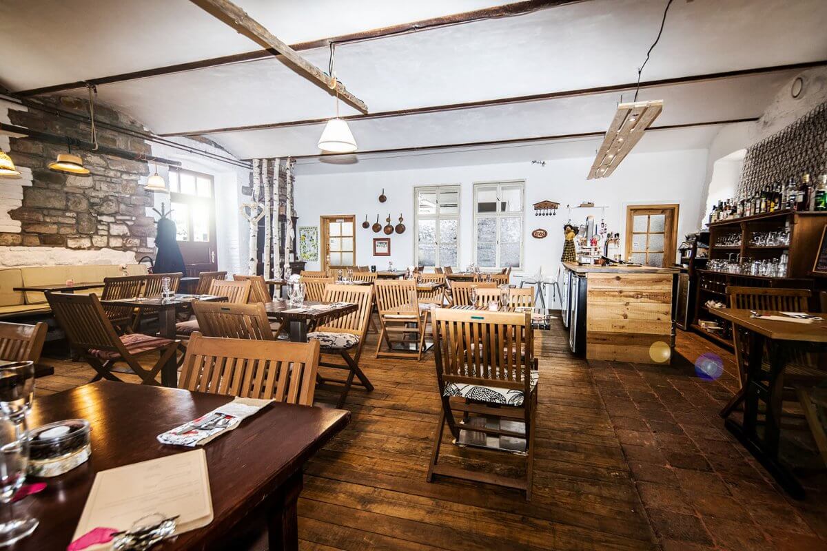 Statek Luníkov, restaurace