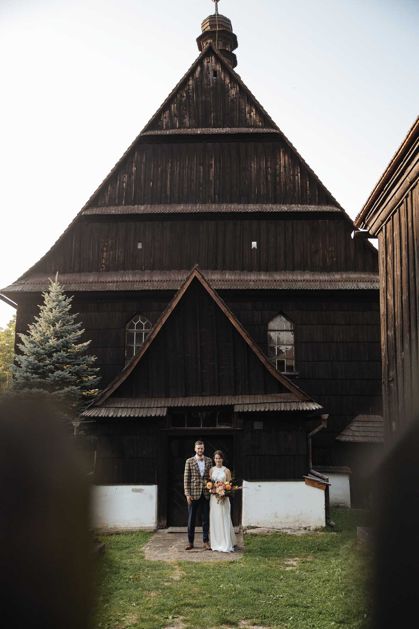 Podzimni svatba v cernem kostele