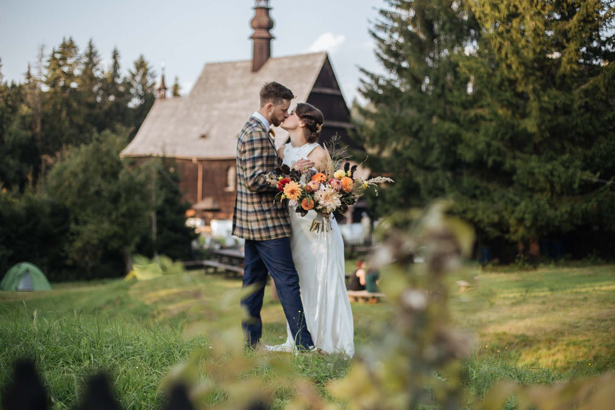 Podzimni svatba v cernem kostele