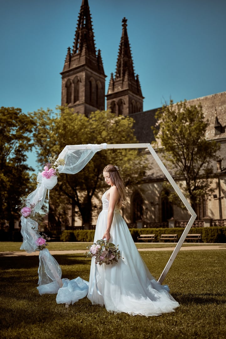 Manually added from URL: https://www.budemesvoji.cz/wp-content/uploads/listing-uploads/galerie-pro/2024/02/Svatebni-editorial-Vysehrad-21-1-scaled.jpg