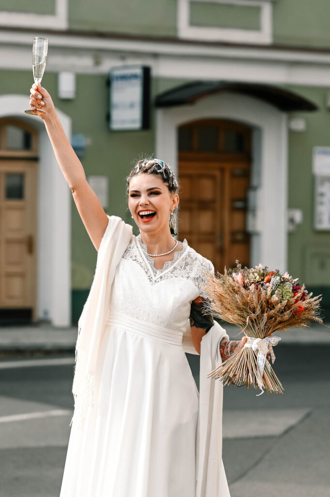 Nevěsta drží skleničku během svatební oslavy