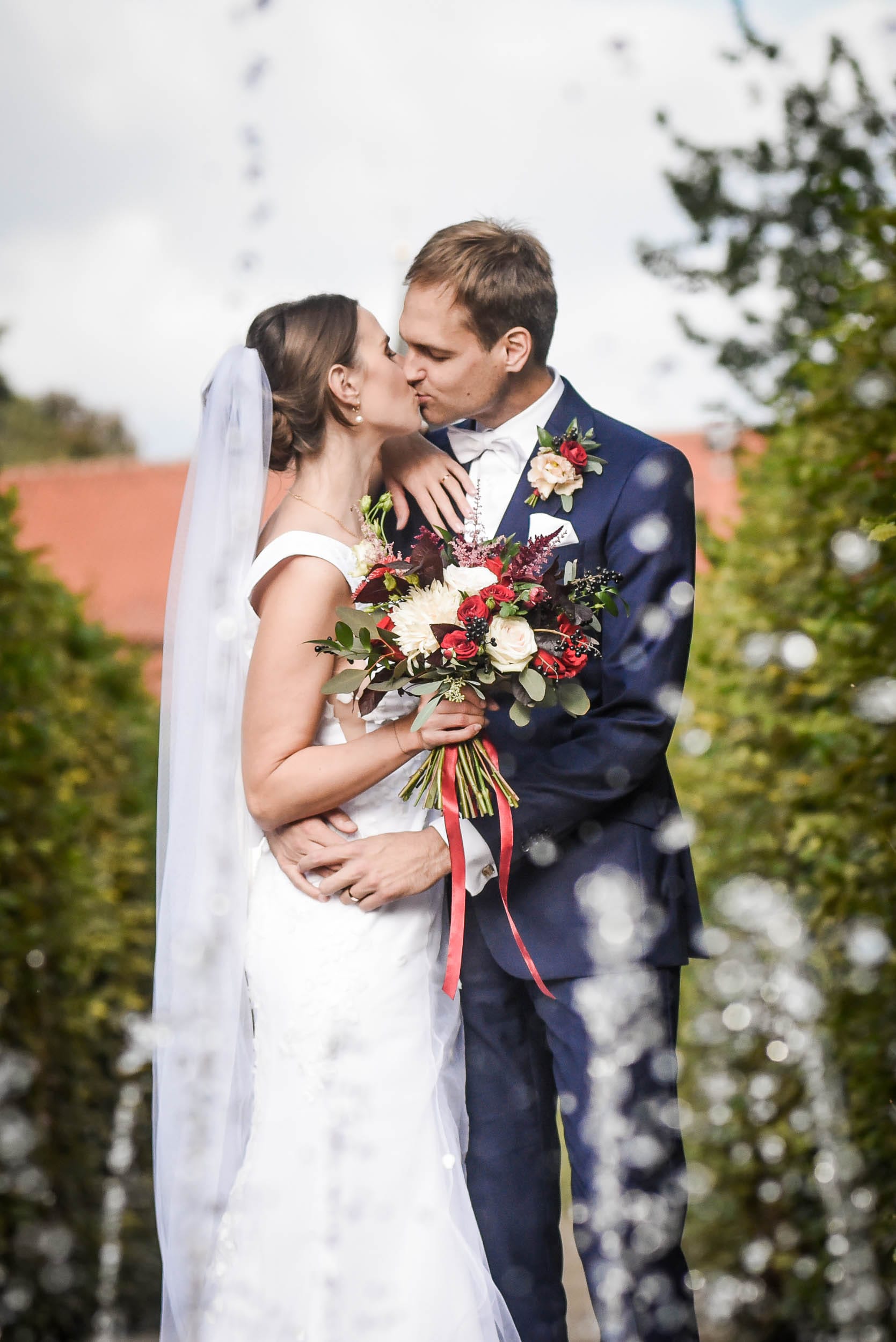 Novomanželé ve Valdštejnské zahradě v Praze během svatebního focení