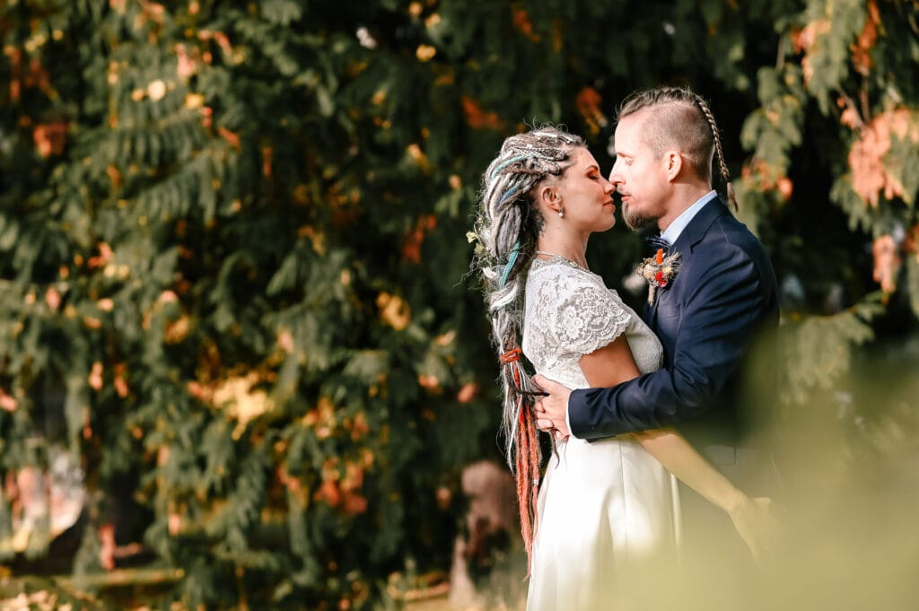 Novomanželé při romantickém svatebním focení v zahradách Zbraslavského zámku. Zeleň, klid a přírodní kulisa pro malou svatbu.