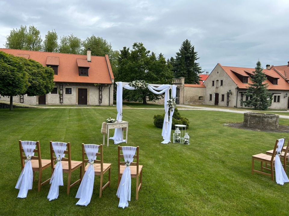 Manually added from URL: https://www.zameklibouchec.cz/wp-content/gallery/svatby-nadvori/IMG-20250525-WA0010.jpg