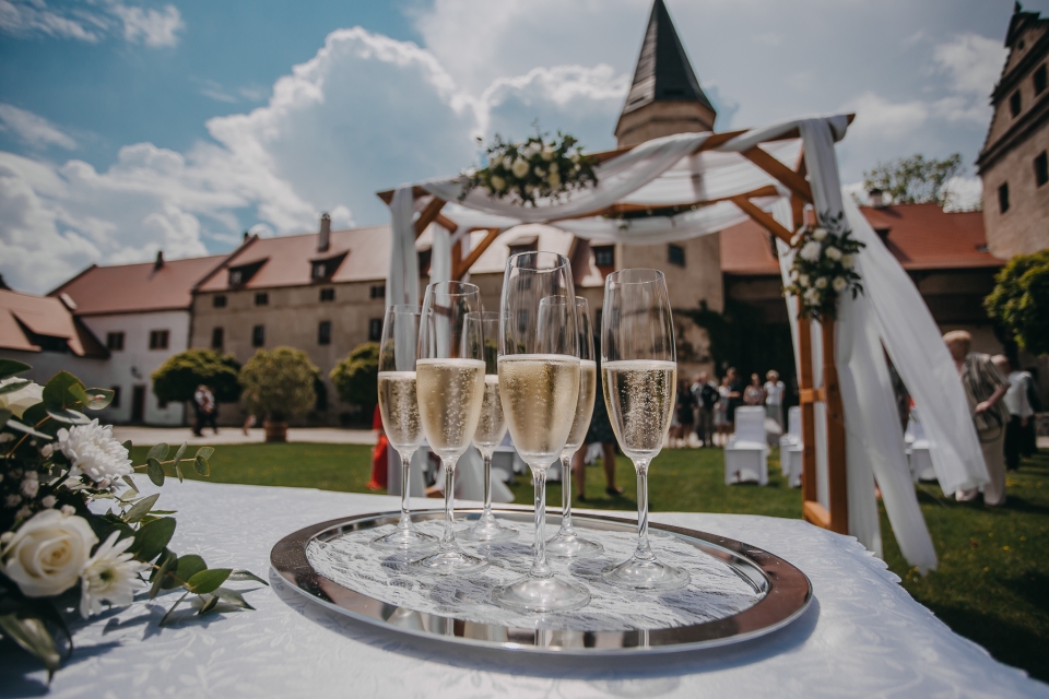 Manually added from URL: https://www.zameklibouchec.cz/wp-content/gallery/svatby-nadvori/IMG_5074.jpg