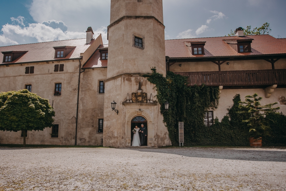 Manually added from URL: https://www.zameklibouchec.cz/wp-content/gallery/svatby-nadvori/IMG_5105.jpg