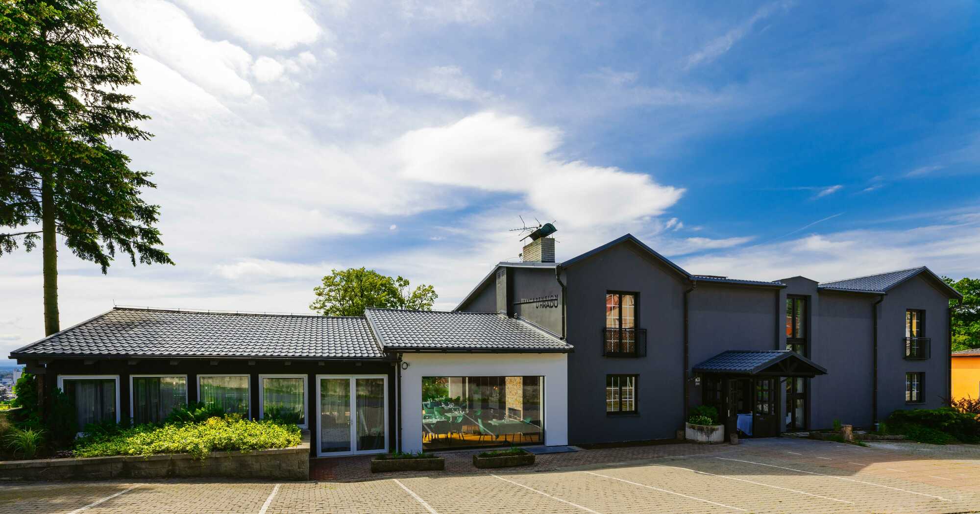 Manually added from URL: https://files.previo.cz/retinathumbnail/2419/2000/0/20200615125008_kYkkT7_full.jpg