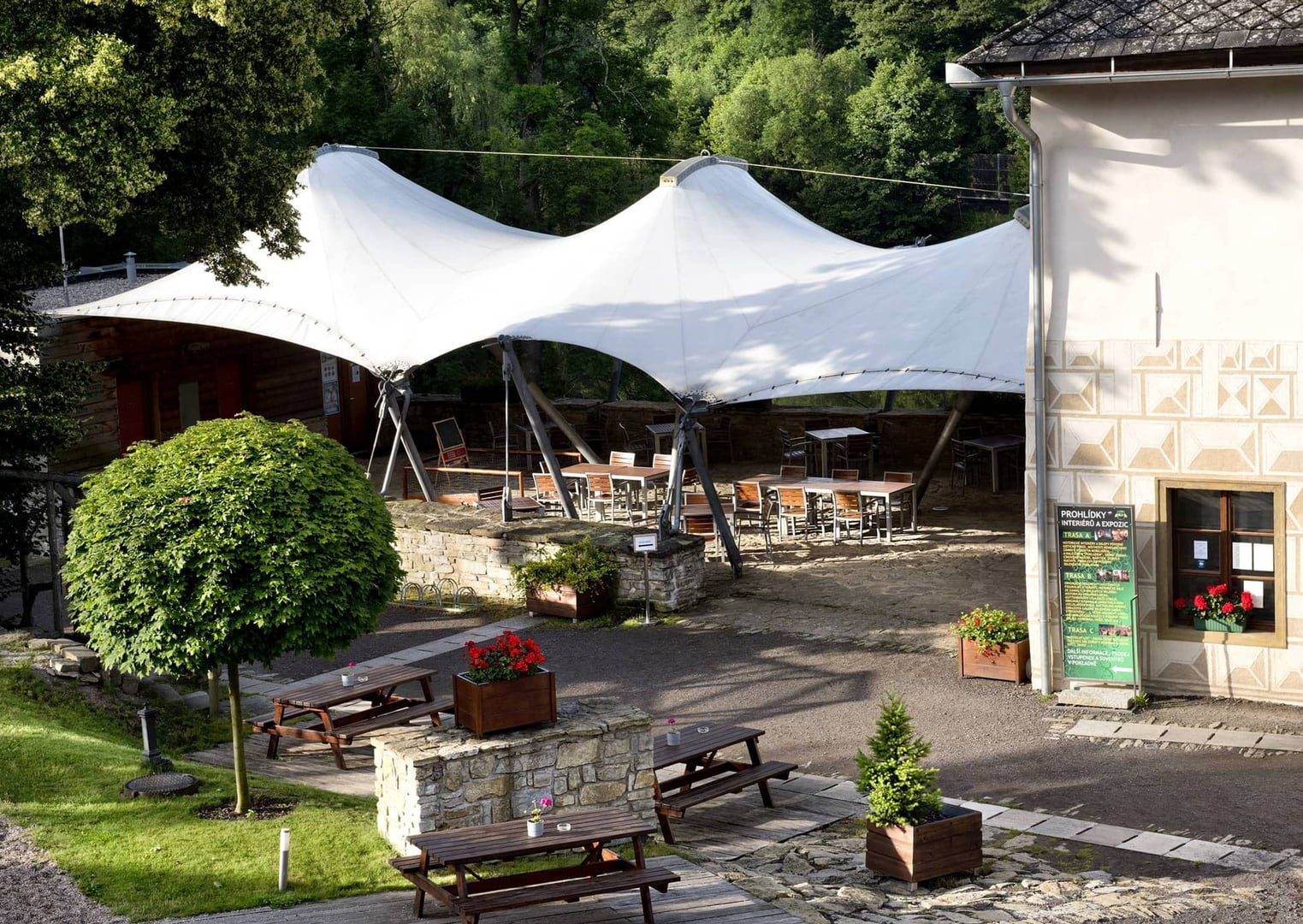 Manually added from URL: https://www.chateau-orlice.cz/assets/images/exterier-6-23292fc2.jpeg