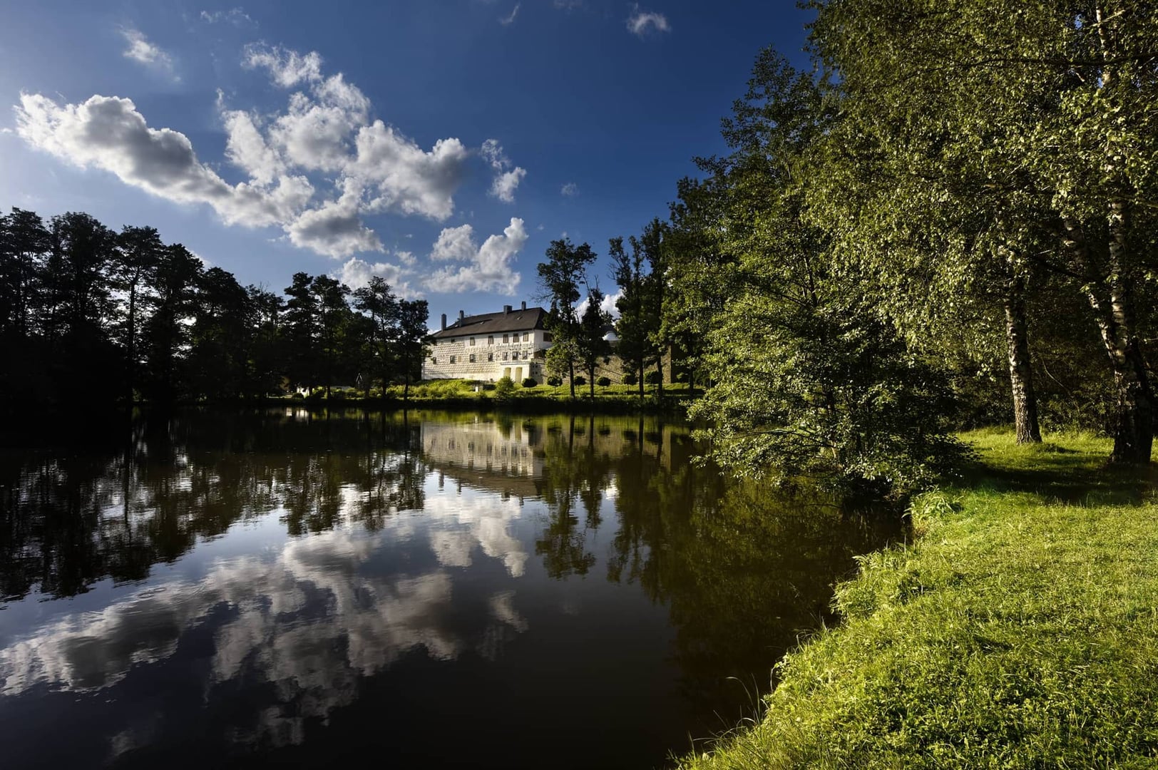 Manually added from URL: https://www.chateau-orlice.cz/assets/images/exterier-8-7f94b908.jpeg