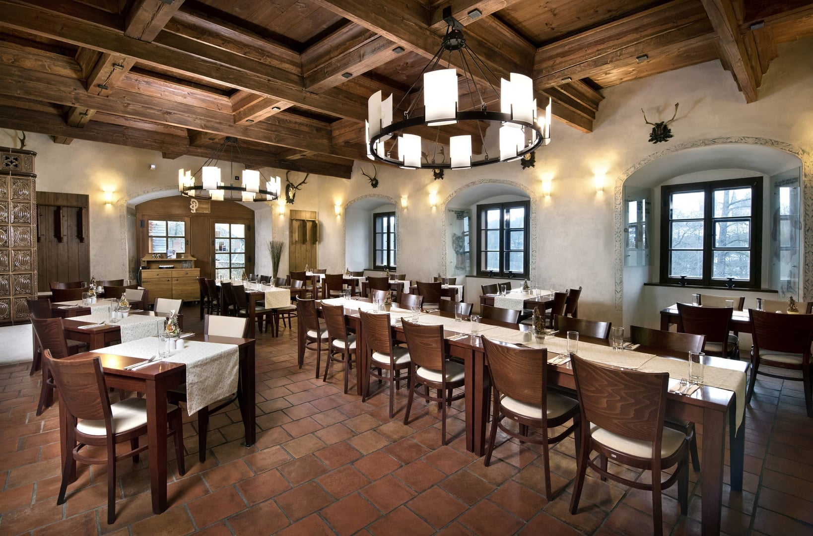 Manually added from URL: https://www.chateau-orlice.cz/assets/images/restaurant-2-81d4c546.jpeg