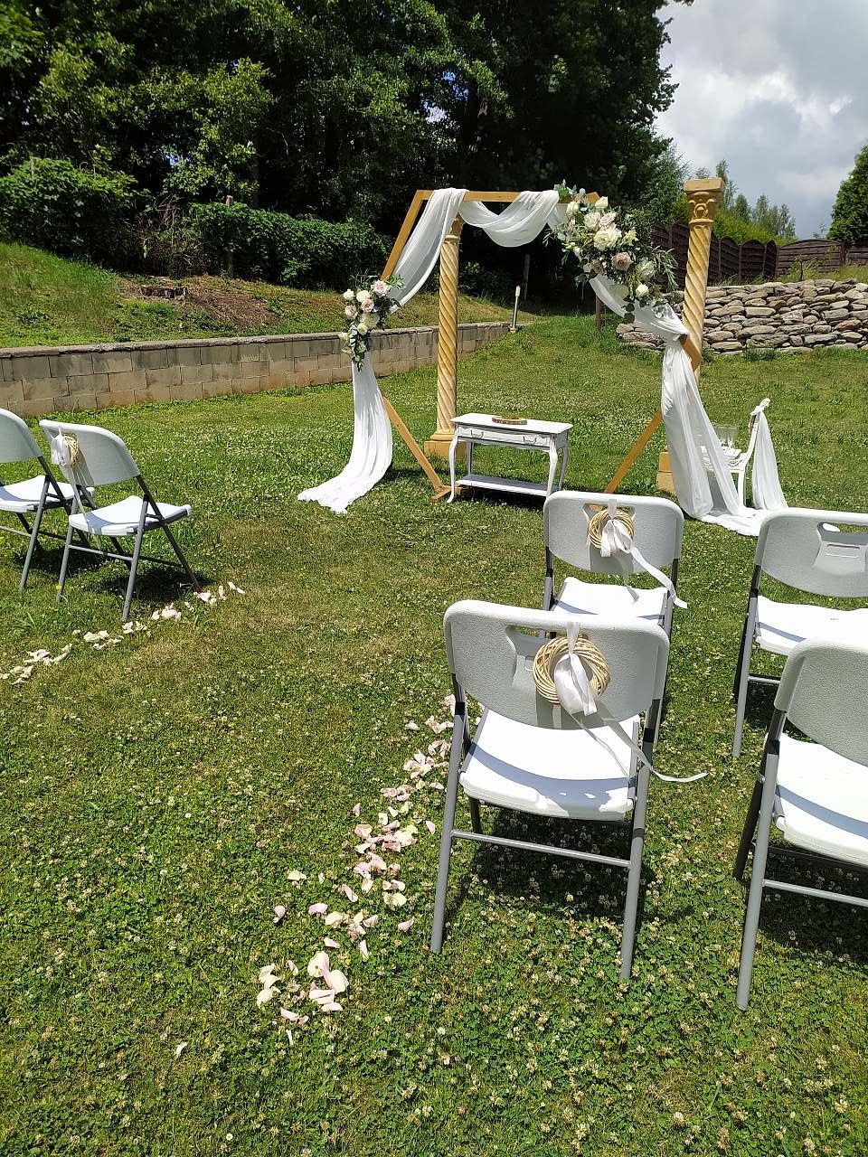 Manually added from URL: https://www.e-chalupy.cz/cesky_raj/_3985/1-obradni-misto-d847-.jpeg