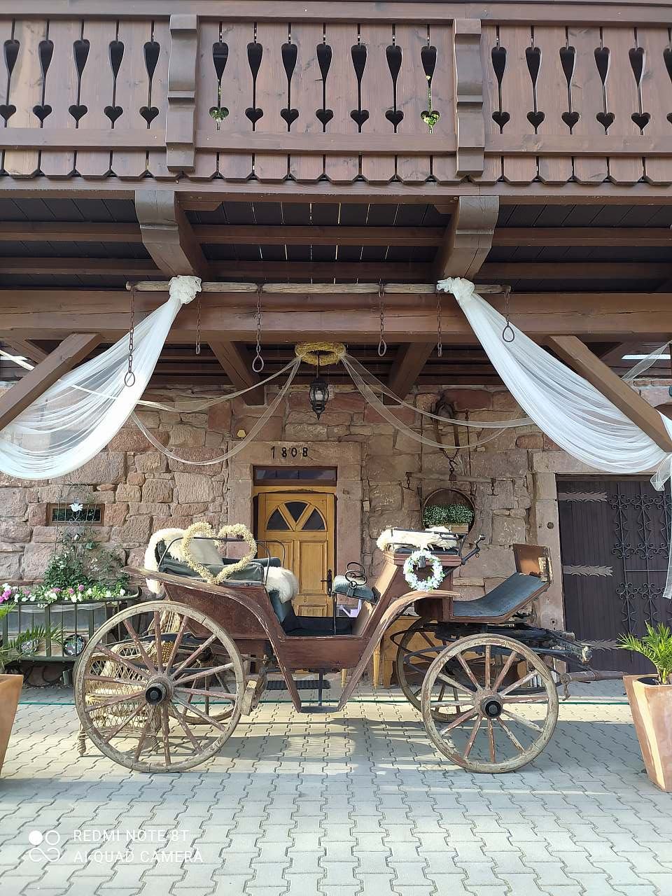 Manually added from URL: https://www.e-chalupy.cz/cesky_raj/_3985/kocar-pripraven-tak-ktera-princezna-nevesta-si-usedne-se-svym-vyvolenym--afe8-.jpeg