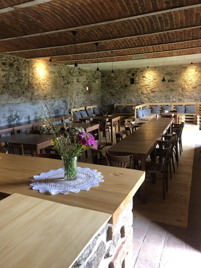 Manually added from URL: https://samotajakvino.cz/wp-content/uploads/2020/09/bar-palety-768x1024.jpg