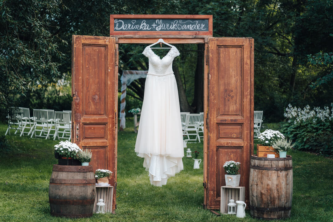 Svatební šaty v areálu Modrý Mlýn