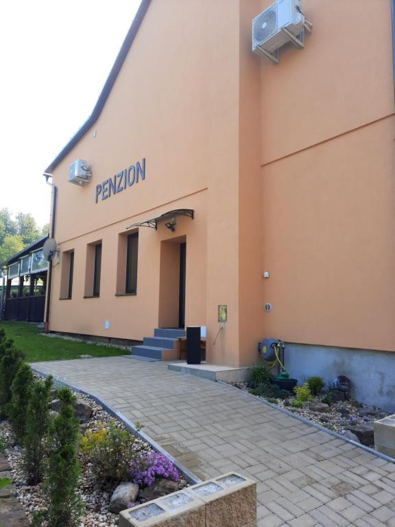 Manually added from URL: https://u-soudku.cz/wp-content/uploads/2022/11/pokoj6-11.jpg