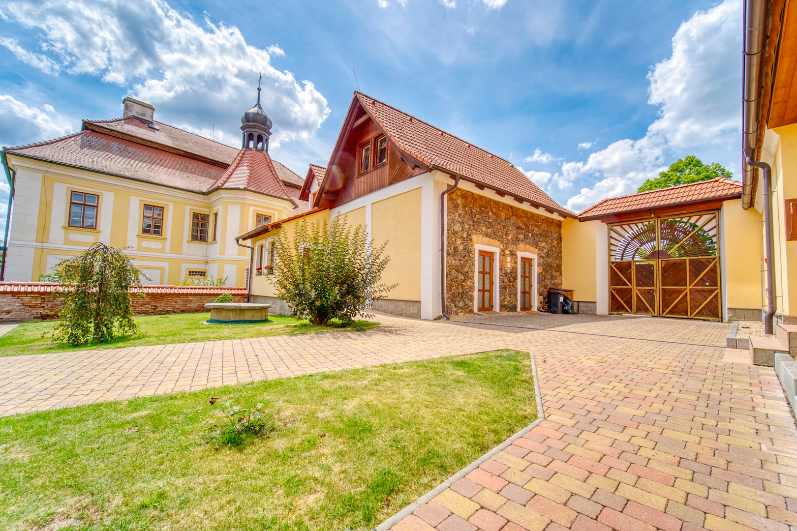 Listing cover image of Bušovický dvůr