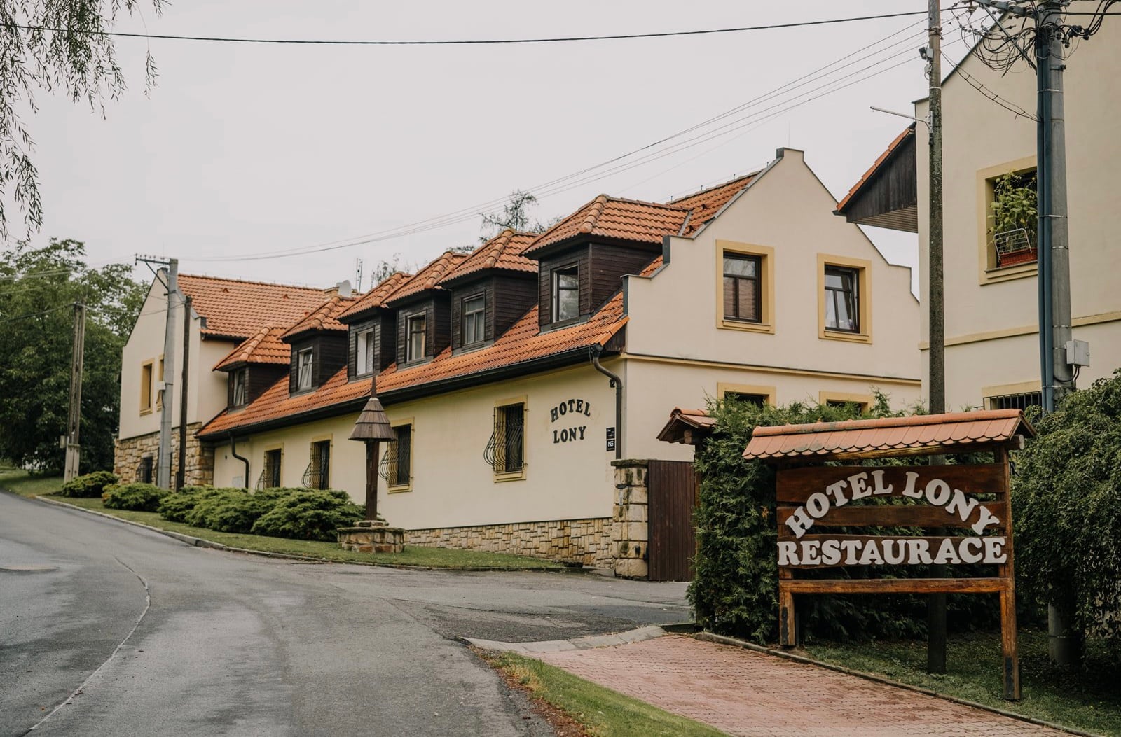 Hotel Lony main building