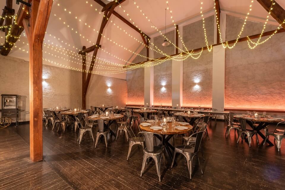 Manually added from URL: https://www.statekuprahy.cz/images/galerie/statek-u-prahy-fotky/statek-u-prahy-svatby-23.jpg