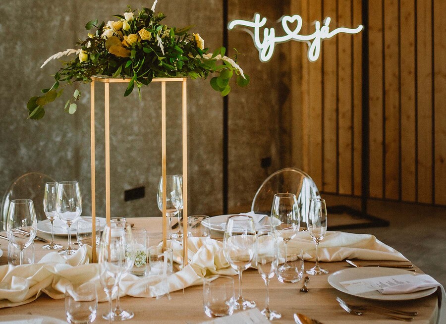 Manually added from URL: https://samotapierre.cz/wms/frontend/uploads/images/galerie/hp/zmensene/samotapierre-svatba-7.jpg