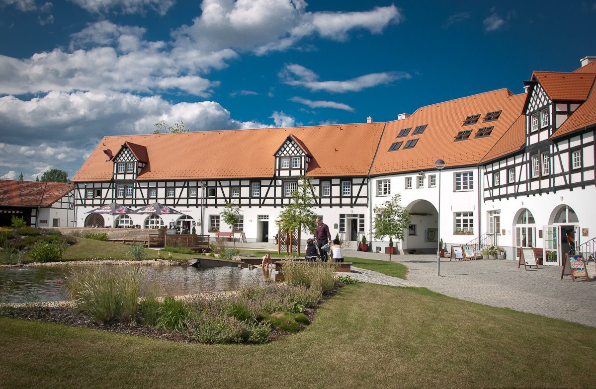 Statek Bernard exterior