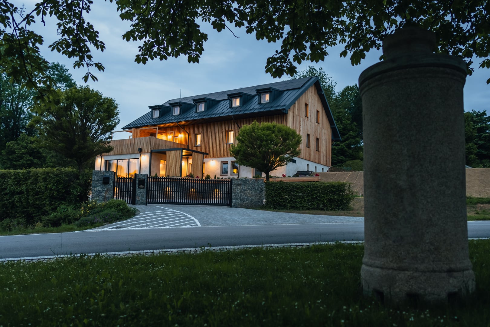 Budova východní pohled brána večer