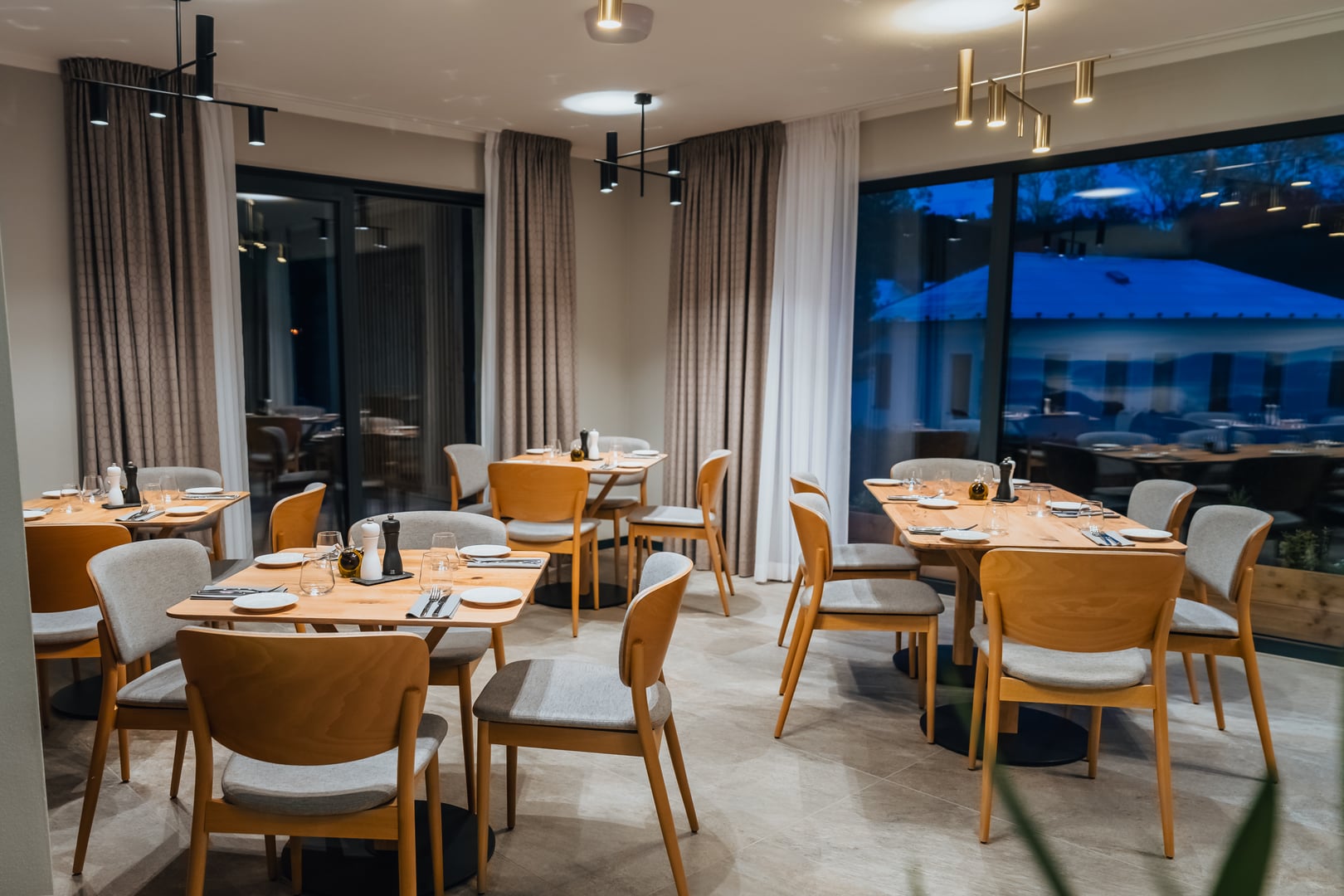 Večerní restaurace detail