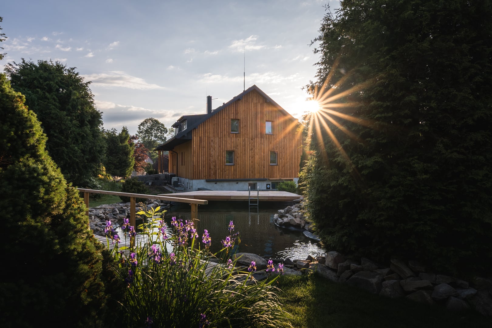 Budova jihozápadní pohled svítání