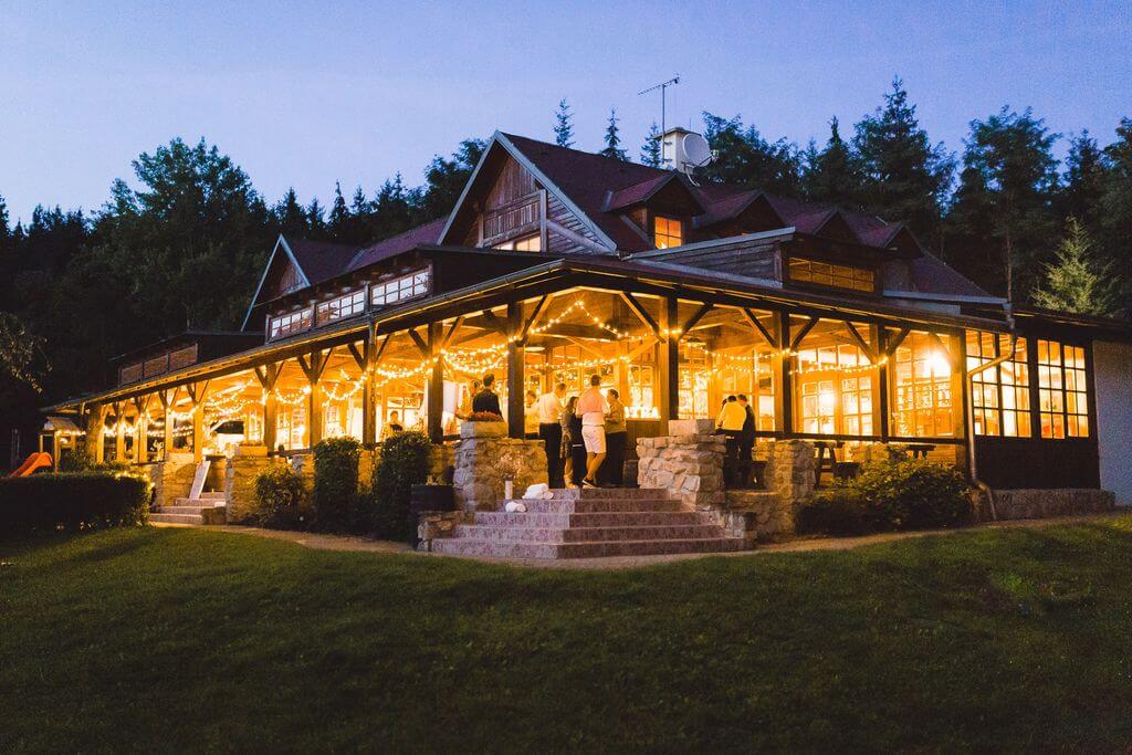 Světýlka ve stodole na svatbě