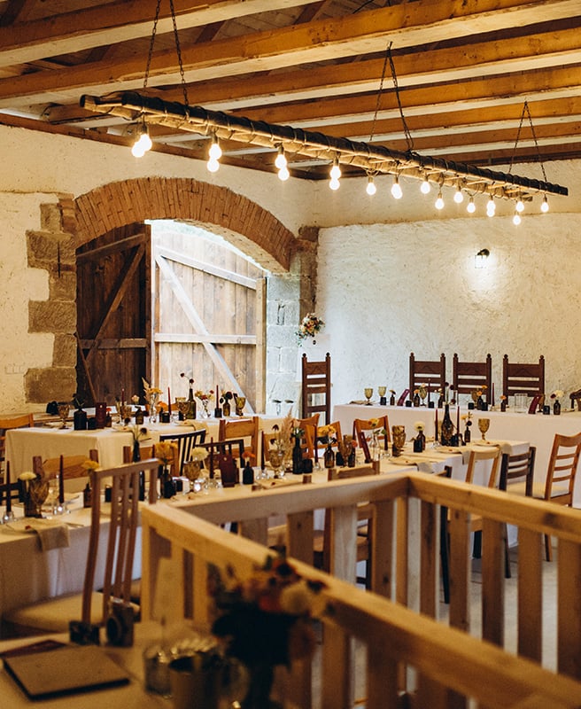 Manually added from URL: https://podstraznymvrchem.cz/storage/images/svatby/23_PSV_svatby_stodola.jpg