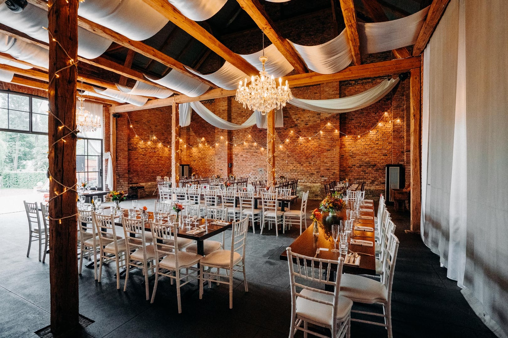 Manually added from URL: https://www.dvur-hoffmeister.cz/wp-content/uploads/2022/02/01286_SVATBA_2021_09_11_JANA_A_OLIVER_DVUR_HOFFMEISTER_SA902419.jpg