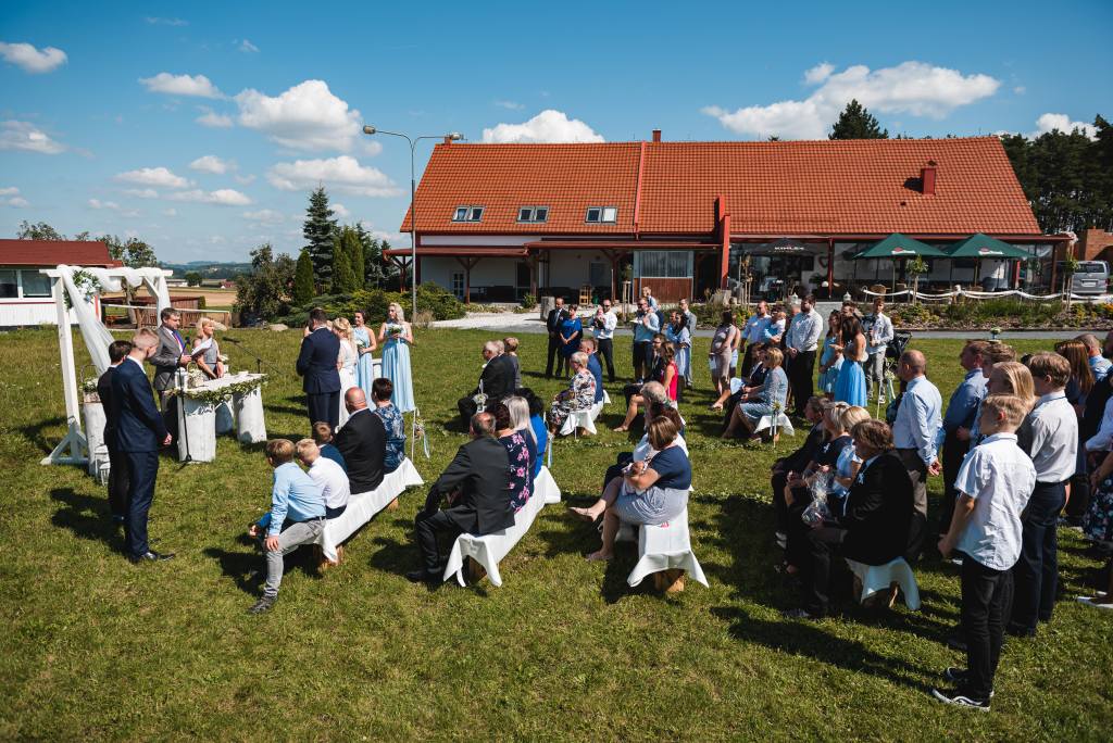 Manually added from URL: https://stodolaklatovy.cz/images/2021/09/20/svatba-valentyna-a-filip-00098.jpg