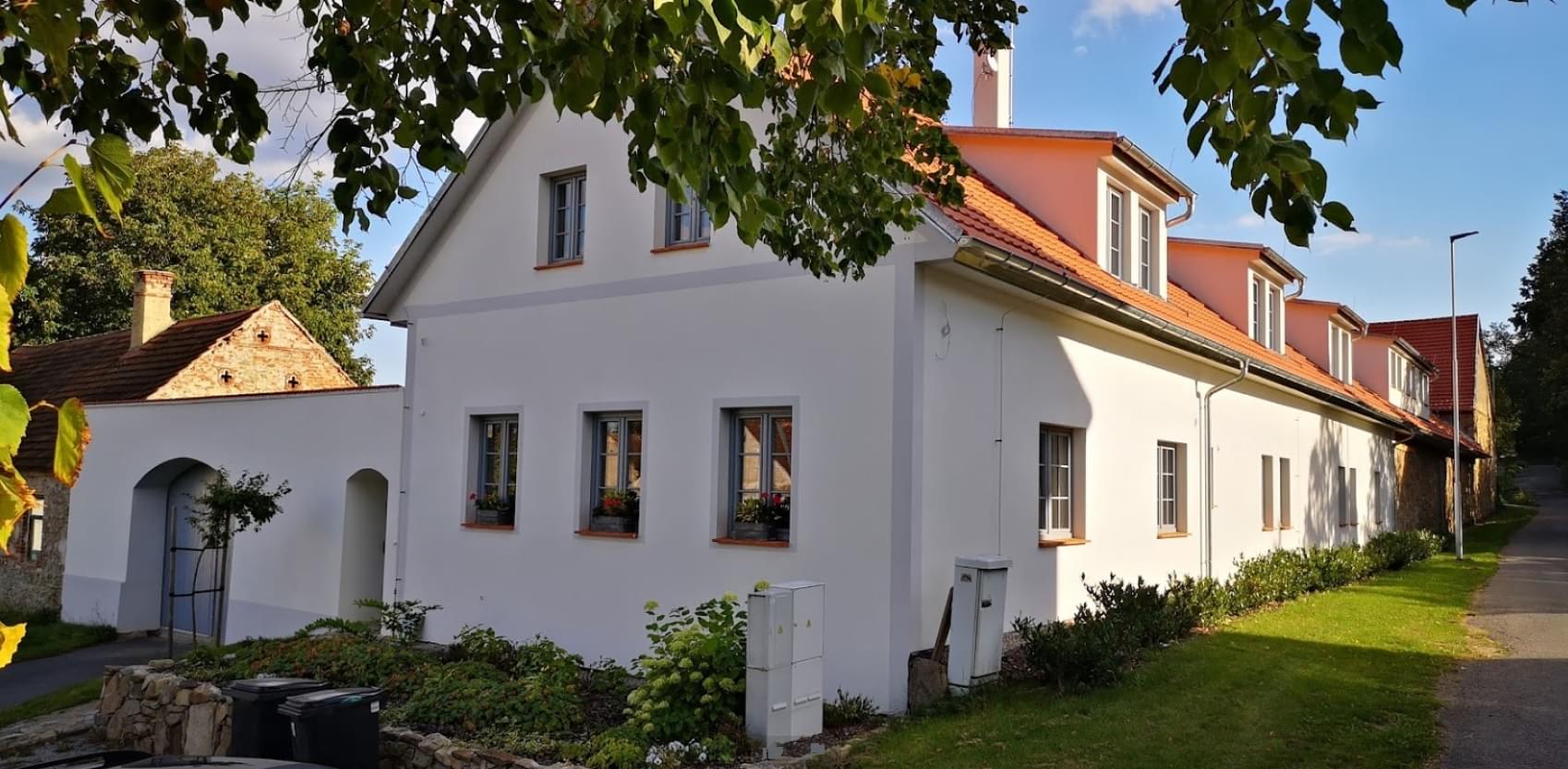 Ořechový dvůr logo