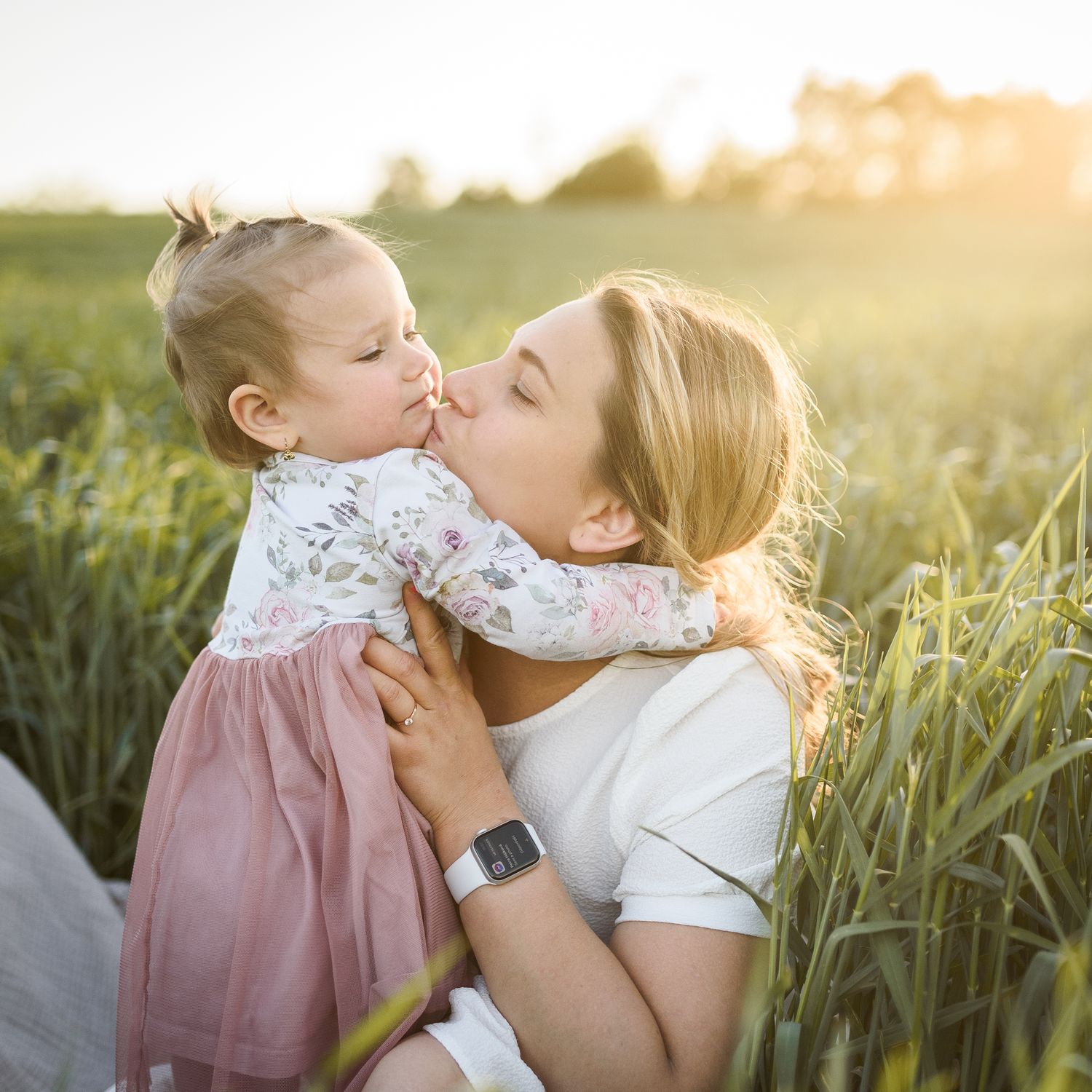 maminka líbá svou malou dceru při focení v přírodě, fotografka Brno