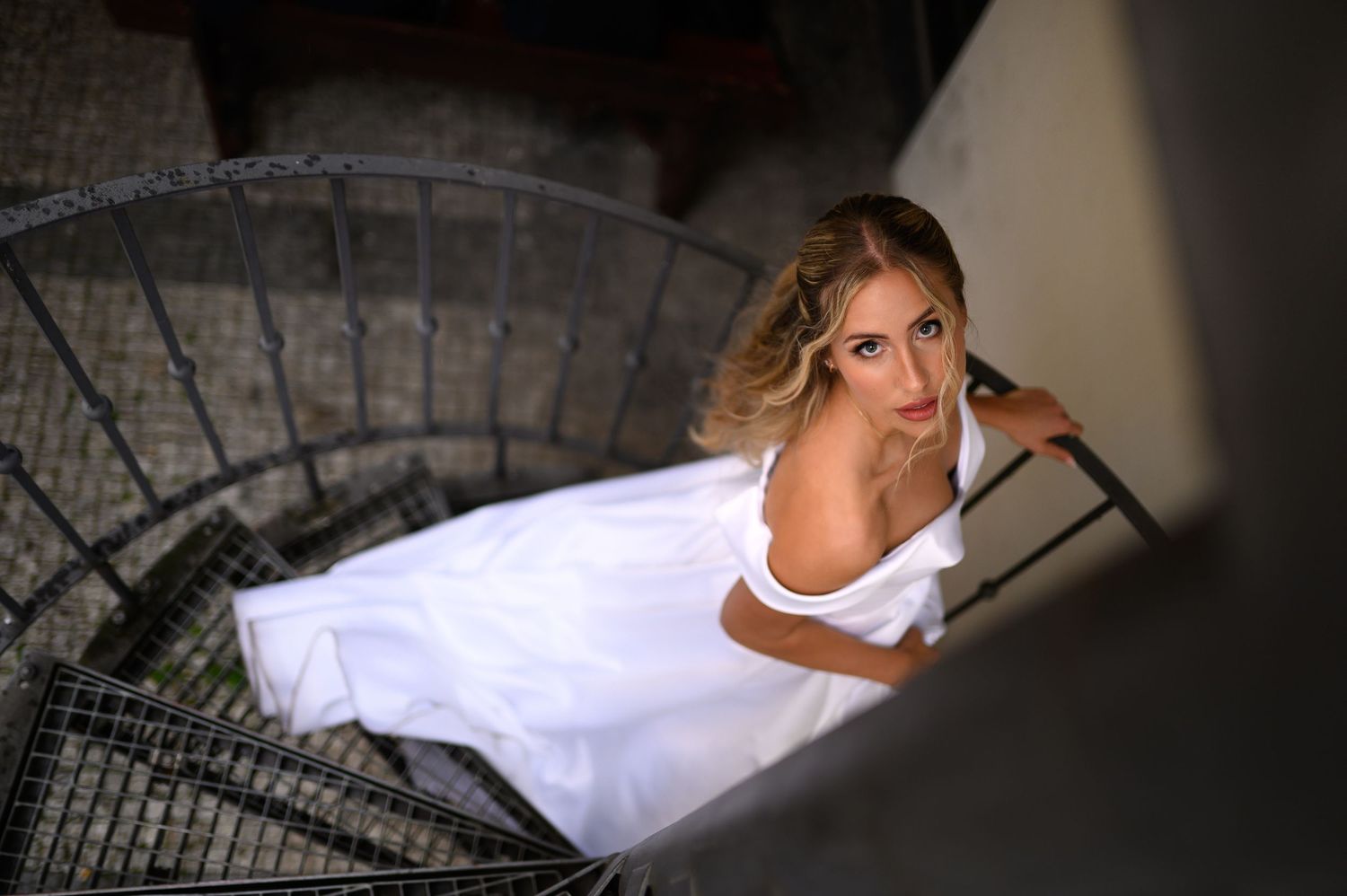 nevěsta při svatebním focení v ulicích Brna svatební fotograf