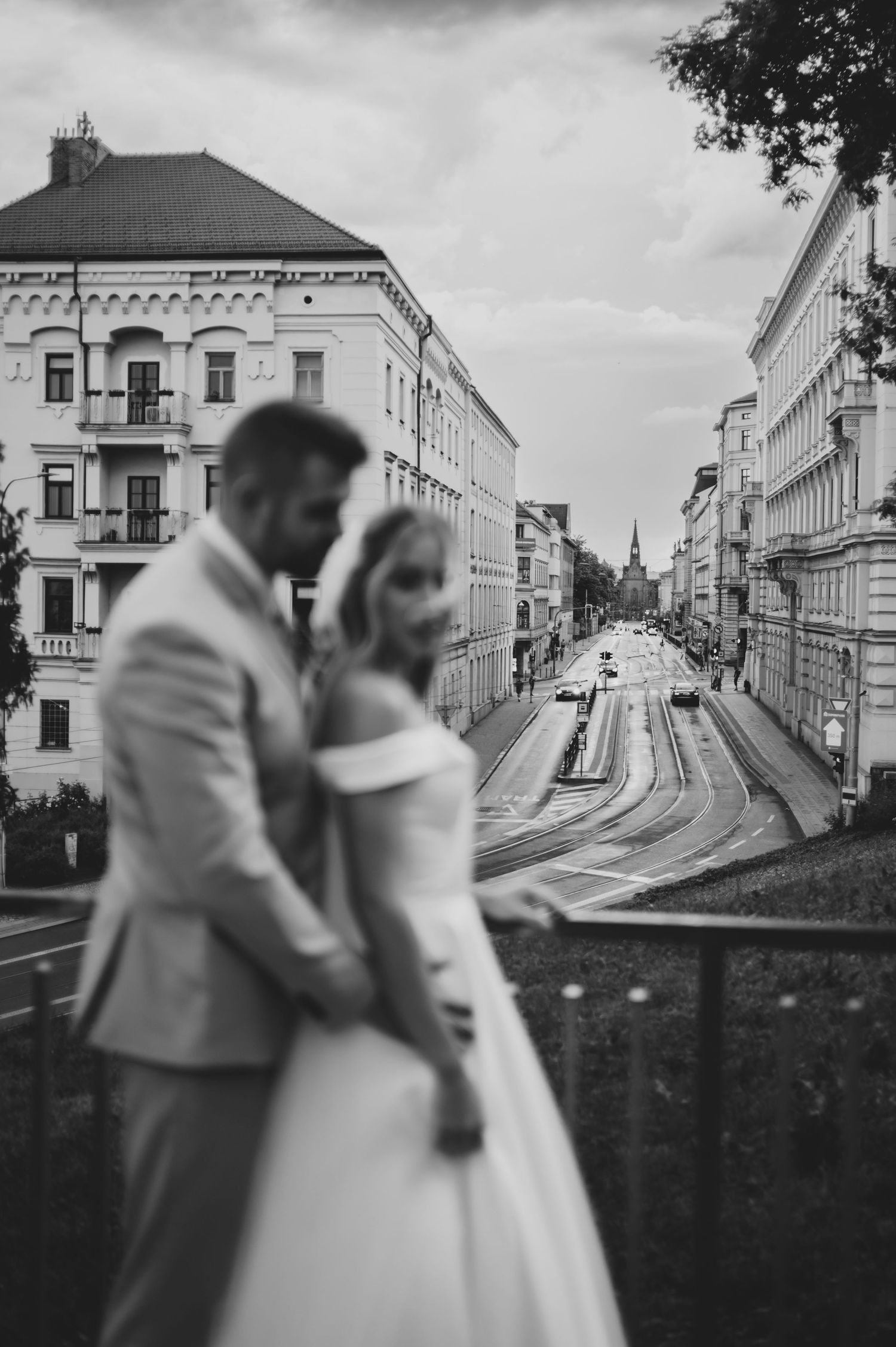 svatební focení zamilovaného páru s výhledem na červený kostel Brno