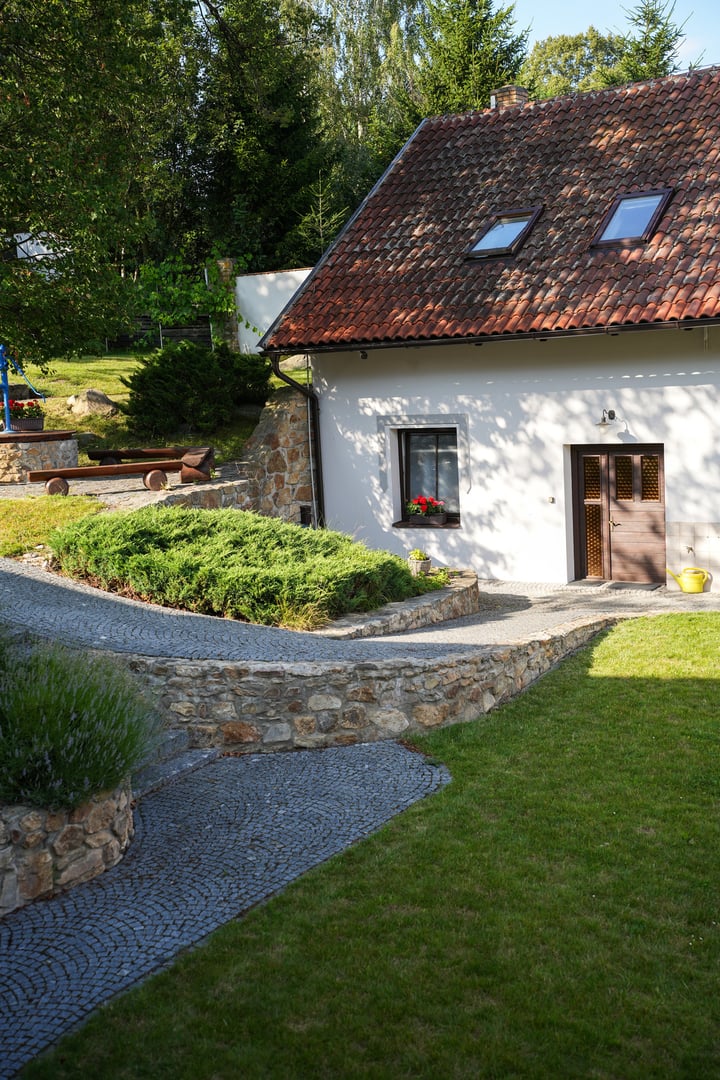 Manually added from URL: https://www.ceskydvur.cz/images/galerie/2/180-img.jpg