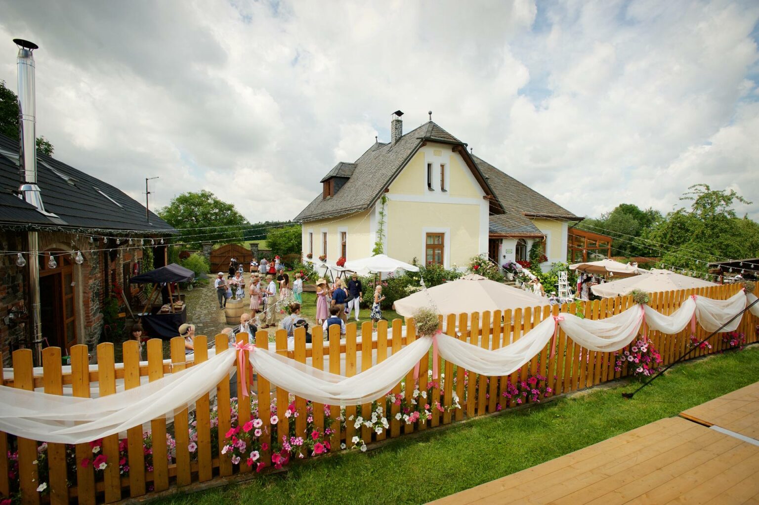 Manually added from URL: https://www.hajenkakozojedy.cz/wp-content/uploads/2023/01/Hajenka-Kozojedy-svatby-a-oslavy-ubytovani-00002-1536x1022.jpg