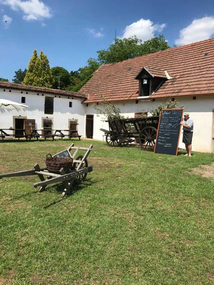 Manually added from URL: https://stedrydvur.cz/wp-content/uploads/2022/11/stedry-dvur-Petrovice-akce.-svatby.-oslavy-44.jpg