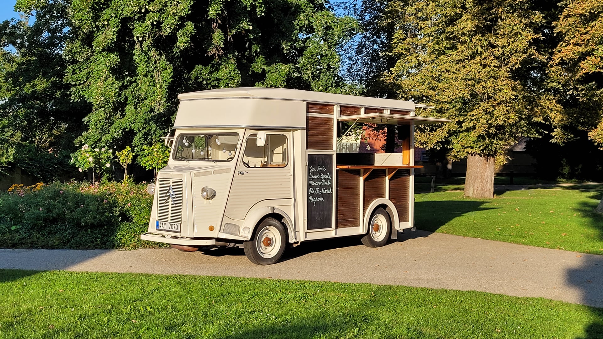 Wine Lovers Truck cocktail bar