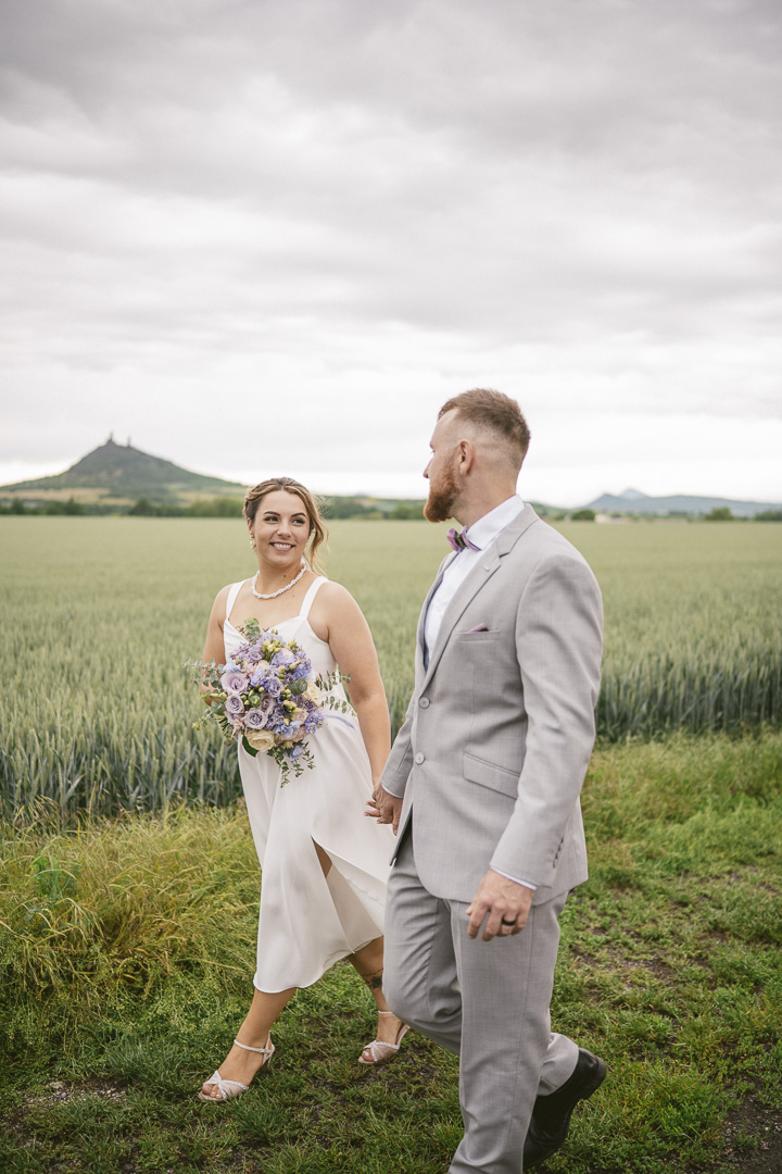 Nevěsta a ženich v přírodě