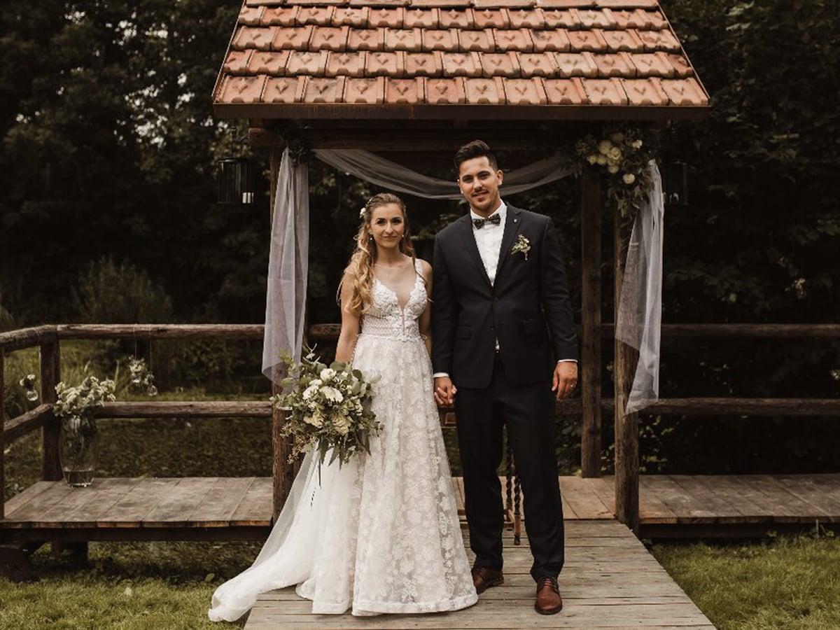Wedding couple at Záryby 12