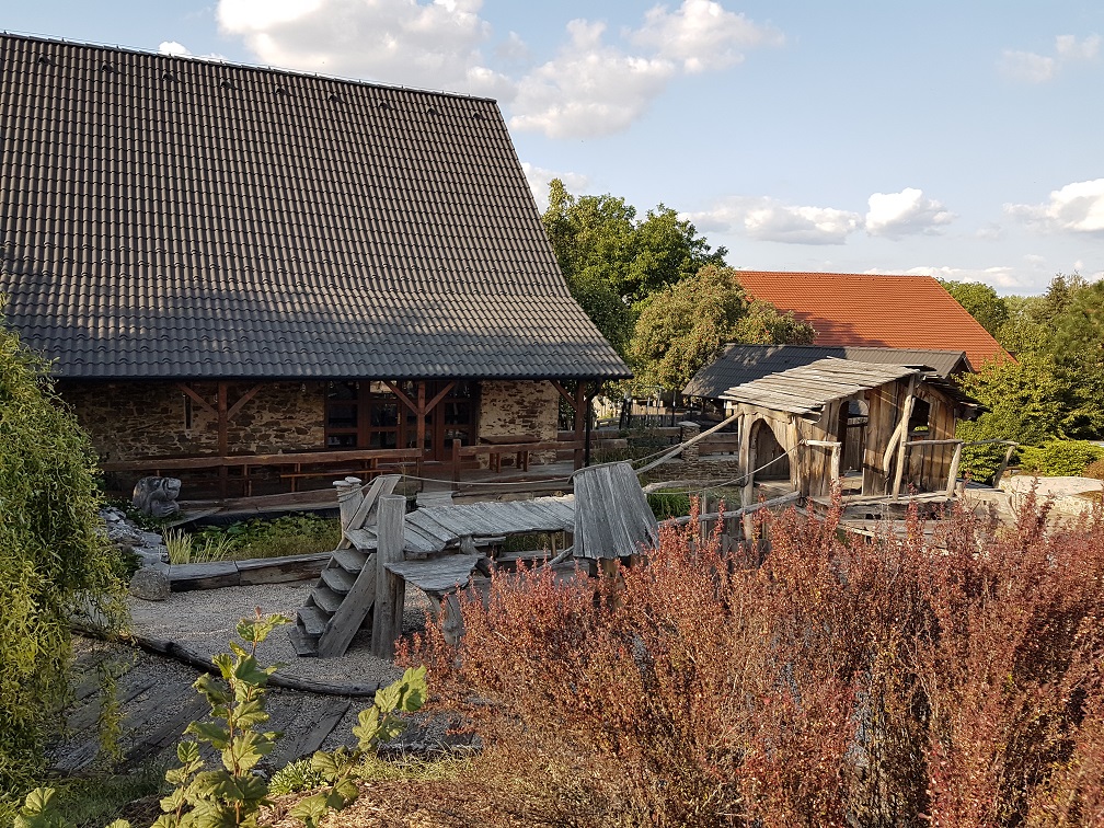 Manually added from URL: https://www.skvoreckydvur.cz/Content/Images/Skvorec1.jpg